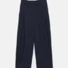 Pantalones elegantes con cintura cruzada Pantalones elegantes con cintura cruzada