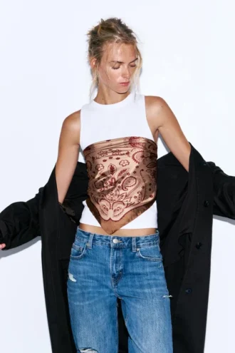 Pañuelo de satén con estampado floral Pañuelo de satén con estampado floral