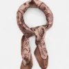 Pañuelo de satén con estampado floral Pañuelo de satén con estampado floral