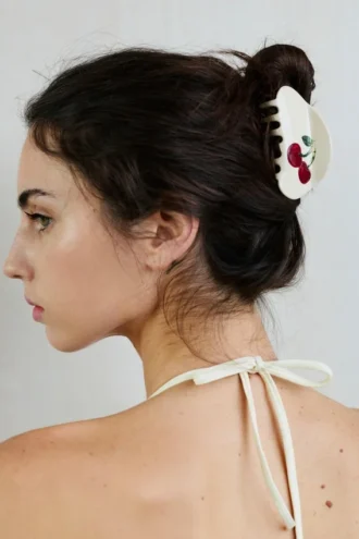 Pinza para el pelo con forma de cereza curvada