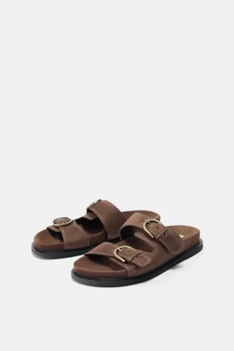 Sandalias con hebilla