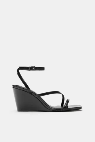 Sandalias de cuña con tiras