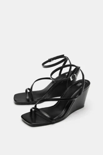 Sandalias de cuña con tiras