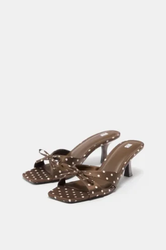 Sandalias de tacón alto con lunares