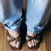 Sandalias de tacón alto con lunares