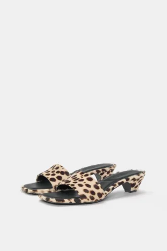 Sandalias de tacón de piel con estampado de leopardo