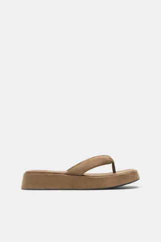 Sandalias planas con volumen