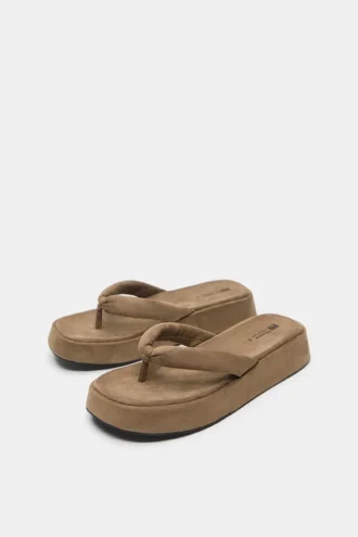 Sandalias planas con volumen