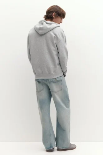 Sudadera básica con cremallera y capucha