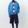 Sudadera con capucha azul y cremallera