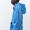 Sudadera con capucha azul y cremallera