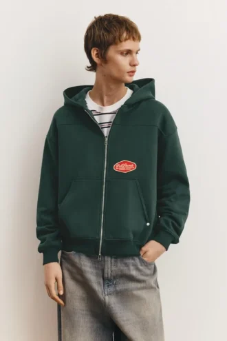 Sudadera con capucha, cremallera y parches