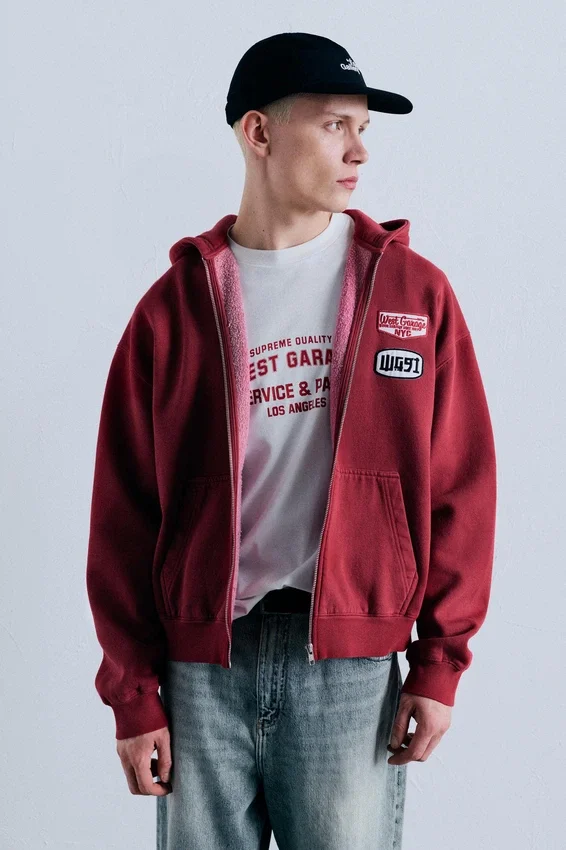 Sudadera con capucha, cremallera y parches Sudadera con capucha, cremallera y parches
