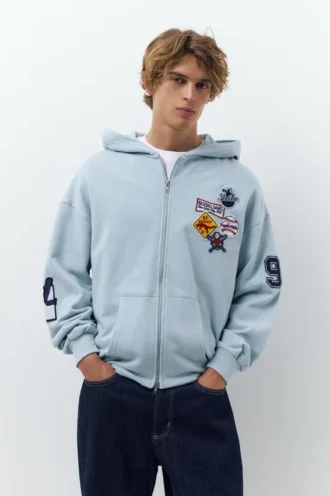 Sudadera con capucha, parches y cremallera