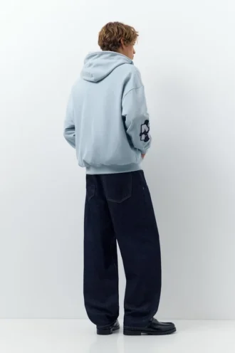 Sudadera con capucha, parches y cremallera
