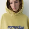 Sudadera con capucha y estampado amarillo Sudadera con capucha y estampado amarillo