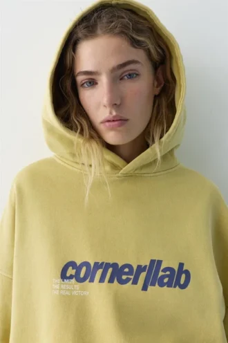 Sudadera con capucha y estampado amarillo Sudadera con capucha y estampado amarillo