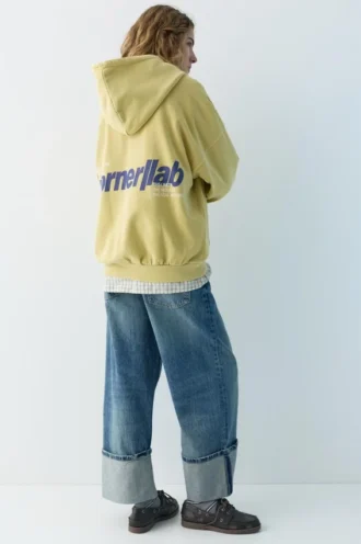 Sudadera con capucha y estampado amarillo Sudadera con capucha y estampado amarillo