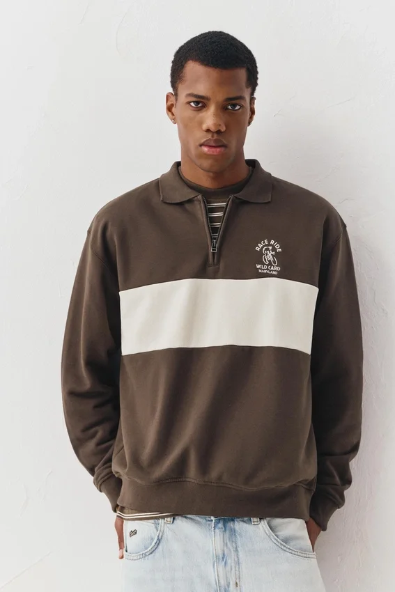 Sudadera marrón con cuello y cremallera Sudadera marrón con cuello y cremallera