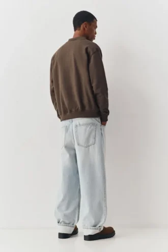 Sudadera marrón con cuello y cremallera