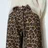 Vaqueros con estampado de leopardo y cordón