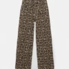 Vaqueros con estampado de leopardo y cordón