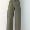 Vaqueros de corte globo con cintura ajustable