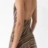 Vestido corto de rayas con cuello halter Vestido corto de rayas con cuello halter