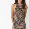 Vestido corto de rayas con cuello halter Vestido corto de rayas con cuello halter