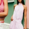 Vestido corto de rayas con cuello halter Vestido corto de rayas con cuello halter