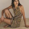 Vestido corto de rayas con cuello halter Vestido corto de rayas con cuello halter