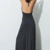 Vestido largo de cupro con cuello halter Vestido largo de cupro con cuello halter