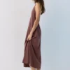 Vestido midi con cuello halter Vestido midi con cuello halter