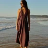Vestido midi con cuello halter Vestido midi con cuello halter
