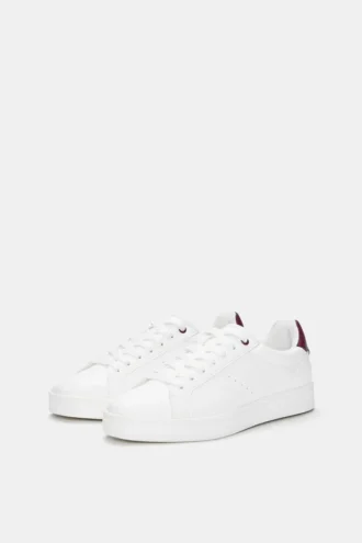 Zapatillas básicas con detalle
