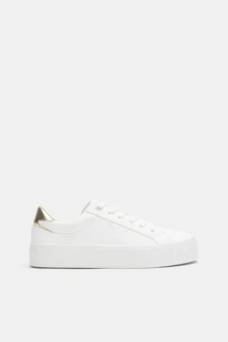 Zapatillas con suela gruesa y detalle