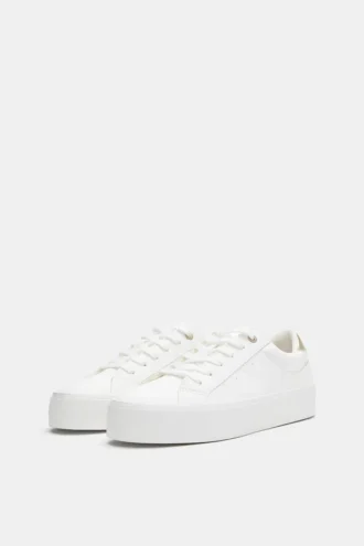 Zapatillas con suela gruesa y detalle