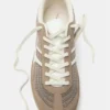 Zapatillas con textura retro
