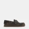 Zapatos con cordones desgastados