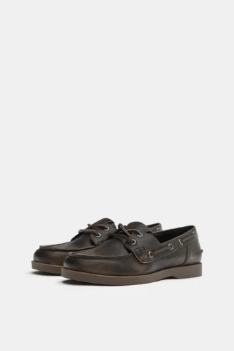 Zapatos con cordones desgastados