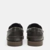 Zapatos con cordones desgastados