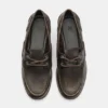Zapatos con cordones desgastados