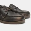 Zapatos con cordones desgastados