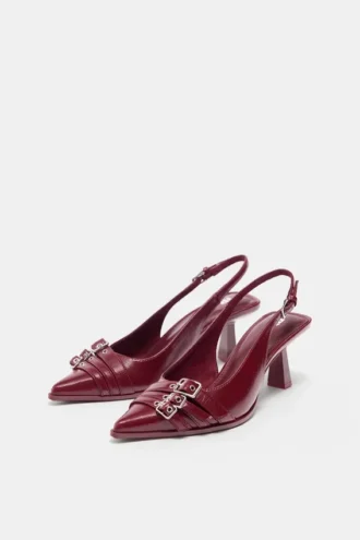 Zapatos de tacón con hebillas