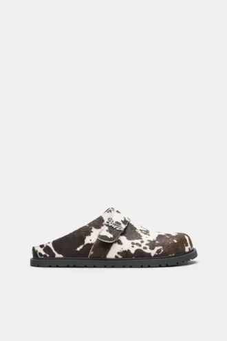 Zuecos de cuero con estampado de vaca de STWD