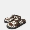 Zuecos de cuero con estampado de vaca de STWD Zuecos de cuero con estampado de vaca de STWD