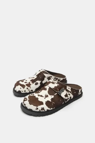 Zuecos de cuero con estampado de vaca de STWD