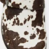 Zuecos de cuero con estampado de vaca de STWD Zuecos de cuero con estampado de vaca de STWD