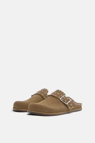 Zuecos de cuero con tachuelas