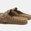 Zuecos de cuero con tachuelas Zuecos de cuero con tachuelas